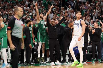 Los últimos minutos del partido estuvieron cargados de alegría contenida en el banquillo de los Celtics, la diferencia en el marcador era tan grande, que era cuestión de tiempo salir a celebrarlo.