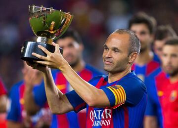 Andrés Iniesta es mundialmente conocido como el Fantasmita en alusión a la blancura de su piel, además de la maestría con la que puede atravesar las paredes defensivas del rival. En el fútbol mexicano es muy recordado Marco Antonio el Fantasma Figueroa, ex delantero chileno del Morelia, quien siempre que anotaba festejaba cubriéndose la cabeza con la camiseta.