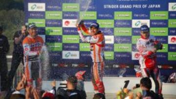 Bou celebra el triunfo en el podio de Motegi.