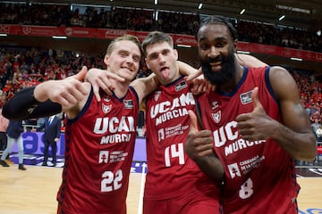 Hakanson, Sleva y Sant-Roos celebran la victoria del UCAM Murcia ante el Real Madrid.