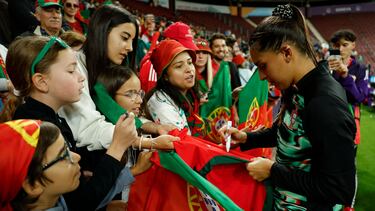 Geneva (Switzerland), 07/07/2025.- Portugal's Francisca Nazareth gives autographs after the UEFA Women's EURO 2025 Group B soccer match between Portugal and Italy in Geneva, Switzerland, 07 July 2025. (Italia, Suiza, Ginebra, Nazaret) EFE/EPA/NUNO VEIGA