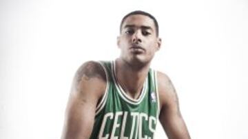 Fab Melo, posa con la camiseta de los Celtics.