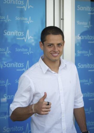 El delantero mexicano del Manchester United, Javier Hernández 'Chicharito', a su salida de la Clínica Sanitas de La Moraleja tras pasar las pruebas médicas, previas a la confirmación de su incorporación a las filas del Real Madrid. 