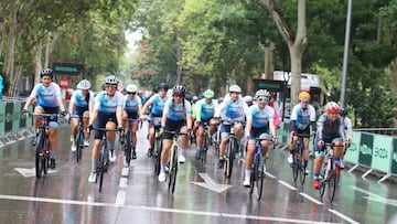 Imagen de la celebración de la segunda marcha Women In Bike que se celebró este domingo por las calles de Madrid antes del paso de la Vuelta a España.