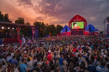 Aficionados rusos viendo el encuentro entre Rusia y Egipto en la Fan Zone de Nizhny Novgorod.