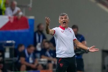 José Luis Mendilibar protesta, con los brazos abiertos, una acción del partido.