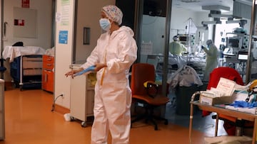 A medical worker prepares to take care of a patient infected with COVID-19 at the intensive care unit (ICU) of Ramon y Cajal hospital amid the coronavirus disease (COVID-19) outbreak in Madrid, Spain October 30, 2020. REUTERS/Sergio Perez