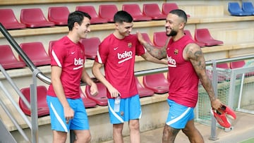 Eric García, Pedri y Memphis Depay durante un entrenamiento con el FC Barcelona.
