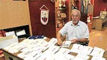 <b>GRAN LABOR</B>. Briñas, en su despacho, con las fichas de los chavales que juegan en la Escuela.