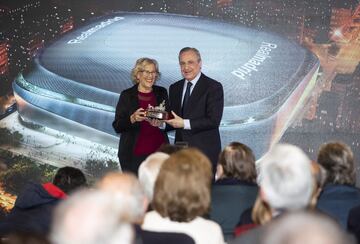 El presidente del Real Madrid, Florentino Pérez, y la alcaldesa de Madrid Manuela Carmena. 