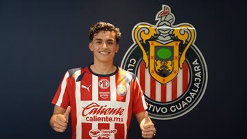 Richard Ledezma posa con la camiseta de Chivas.