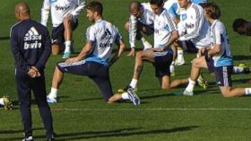 <b>OPTIMISTAS. </b>El Madrid, con un Cristiano sonriente, se entrenó ayer pensando en asaltar el Camp Nou.