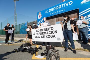Fotógrafos y cámaras de televisión en la puerta de Abegondo en A Coruña