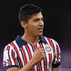 El “Pollo” no cede el número y “Chelo” usará el 13 con Chivas