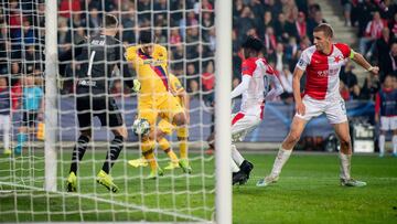 Peter Olayinka se marca en propia puerta tras un remate de Luis Suárez durante el partido de fase de grupos de la Champions League entre el Slavia de Praga y el F.C. Barcelona.