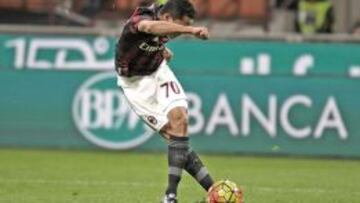 Carlos Bacca en el momento de la rabona en el primer gol de Milan