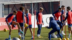 El delantero francés del Atlético de Madrid, Antoine Griezmann durante el entrenamiento del equipo en la Ciudad Deportiva de Majadahonda, Madrid, este viernes previo a su enfrentamiento liguero contra el Sevilla FC correspondiente a la cuarta jornada aplazada de LaLiga.