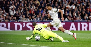 6-1. Federico Valverde asiste para el desmarque de Jude Bellingham dentro del área del Mónaco. El jugador inglés regatea a Philipp Köhn y marca a placer a portería vacía.