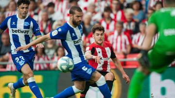 Ibai Gómez ante el Alavés.