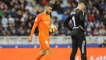 Borja Bastón, dispuesto a lanzar un penalti ante la Real Sociedad.