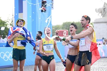 María Pérez y Álvaro Martín celebran con champán con la pareja australiana, que ganó el bronce, formada por Jemima Montag y Rhydian Cowley.