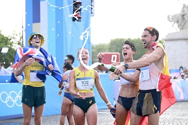 María Pérez y Álvaro Martín celebran con champán con la pareja australiana, que ganó el bronce, formada por Jemima Montag y Rhydian Cowley.