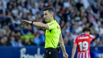 El colegiado Muñiz Ruiz.