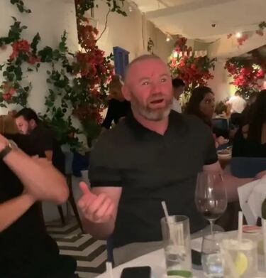 Wayne Rooney acaba con un corte en su cabeza tras un accidente en un restaurante