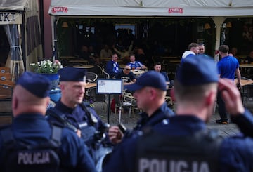 La policía polaca vigila las calles de Breslavia, donde se concentran las aficiones del Betis y del Chelsea, a pocas horas del inicio de la final.