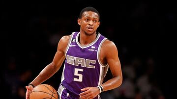 NEW YORK, NEW YORK - MARCH 16: De'Aaron Fox #5 of the Sacramento Kings dribbles during the second half against the Brooklyn Nets at Barclays Center on March 16, 2023 in New York City. The Kings won 101-96. NOTE TO USER: User expressly acknowledges and agrees that, by downloading and/or using this photograph, User is consenting to the terms and conditions of the Getty Images License Agreement.   Sarah Stier/Getty Images/AFP (Photo by Sarah Stier / GETTY IMAGES NORTH AMERICA / Getty Images via AFP)