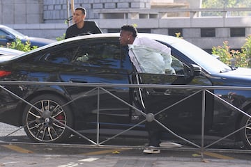 El jugador de fútbol Vinicius Jr. llega en coche a declarar por los insultos racistas recibidos en Mestalla.