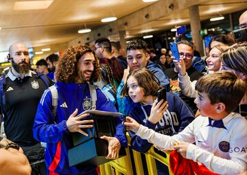 Cucurella, atendiendo a los aficionados en el aeropuerto de Tenerife.