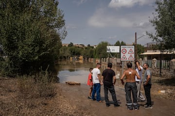 Zona inundada por el río Alberche en Escalona, Toledo, Castilla La-Mancha (España). Dos personas se encuentran desaparecidas desde la madrugada de este lunes después de que se precipitaran de un vehículo a este mismo río, el Alberche a la altura de Aldea del Fresno, en Madrid.