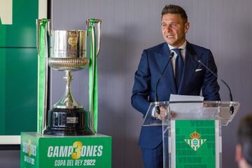 El capitán del Real Betis, Joaquín Sánchez, emocionado en el acto de despedida que se le ha hecho este jueves en la ciudad deportiva del club tras anunciar ayer su retirada a los 41 años como futbolista profesional al final de esta temporada cuando acaba su contrato.  