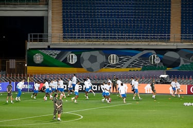 El grupo, en plena carrera durante el entrenamiento previo al partido de Champions en Kazajistán.
