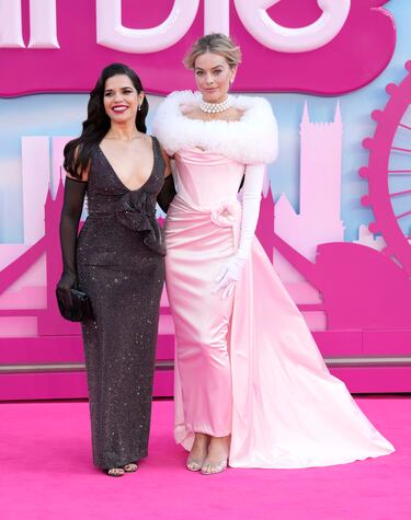 America Ferrera y Margot Robbie posan para los fotógrafos a su llegada al estreno de la película 'Barbie' en Londres.