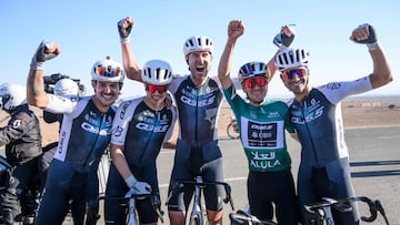 Pidcock, junto a sus compañeros del Q36.5, tras ganar el AlUla Tour.