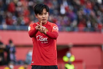 El curso pr¨®ximo podr¨ªa, al fin, llegarle la oportunidad de estrenarse oficialmente como madridista si Vinicius logra nacionalizarse. En el Mallorca ha logrado dos tantos, decisivos, que sirvieron para superar a Atleti, en Liga, y Espanyol, en Copa. Acumula ocho titularidades consecutivas y su cuenta de minutos sigue creciendo (ya van por 1.335').