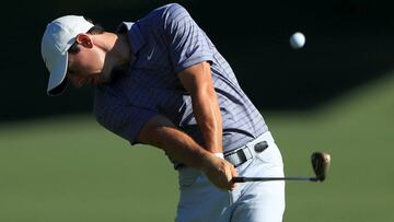 Rory McIlroy golpea una bola durante la primera jornada del Wells Fargo Championship en el Quail Hollow Club de Charlotte, North Carolina.