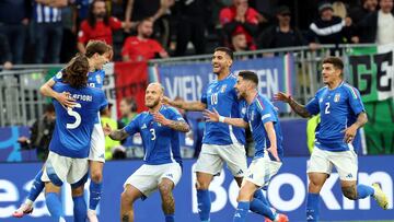 Dortmund (Germany), 15/06/2024.- Nicolo Barella of Italy (2L) celebrates with teammates scoring the 2-1 goal during the UEFA EURO 2024 group B soccer match between Italy and Albania, in Dortmund, Germany, 15 June 2024. (Alemania, Italia) EFE/EPA/FRIEDEMANN VOGEL
