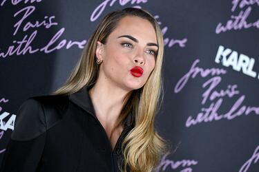 Cara Delevingne posa en la alfombra roja de la fiesta organizada por el diseñador Karl Lagerfeld en París.