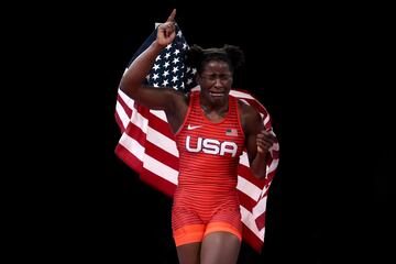Tamyra Mariama Mensah-Stock del equipo de Estados Unidos celebra la derrota de Blessing Oborududu del equipo de Nigeria durante el partido por la medalla de oro de 68 kg de estilo libre femenino en el día once de los Juegos Olímpicos de Tokio 2020