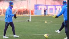 Hinchas del Zenit alientan a Wilmar Barrios en fr&iacute;o entrenamiento 