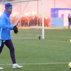 Hinchas del Zenit calientan el entreno de Barrios con bengalas