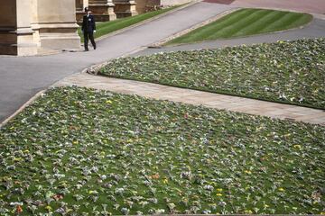 Cientos de ramos de flores para despedir al Príncipe Felipe. 