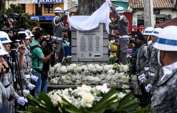 Dos soldados descubren en Antioquia, Colombia, una placa conmemorativa en honor a las víctimas del accidente aéreo.