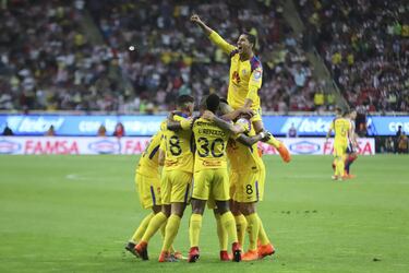 Jugadores del América celebran el gol del empate.