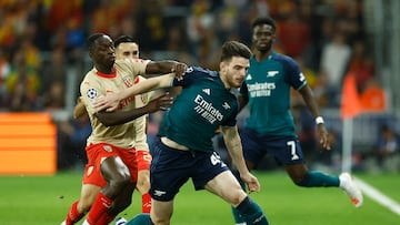 Soccer Football - Champions League - Group B - RC Lens v Arsenal - Stade Bollaert-Delelis, Lens, France - October 3, 2023  RC Lens' Deiver Machado in action with Arsenal's Declan Rice REUTERS/Christian Hartmann
