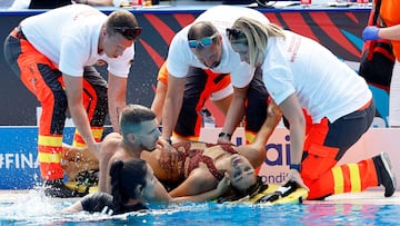 Artistic Swimming - FINA World Championships - Alfred Hajos Swimming Complex, Budapest, Hungary - June 22, 2022 Anita Alvarez of the U.S. receives medical attention during the women's solo free final REUTERS/Lisa Leutner TPX IMAGES OF THE DAY