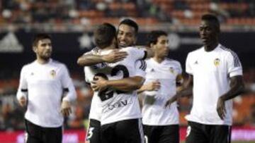 El delantero del Valencia CF, Santiago Mina celebra con sus compa&ntilde;eros el primer gol de su equipo ante el Barakaldo CF